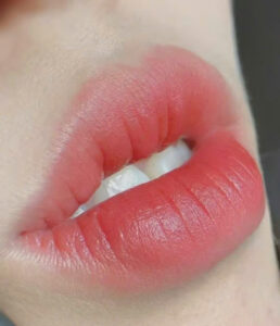 Phun môi & style makeup minimal: Chỉ cần 1 bước