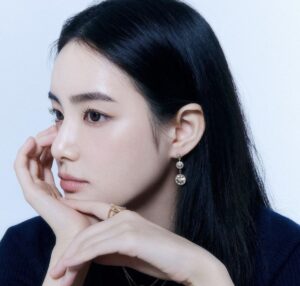 Điêu khắc chân mày nâu đen là gì?