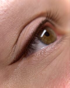 Chăm sóc mí sau khi phun mí mắt màu nâu đen