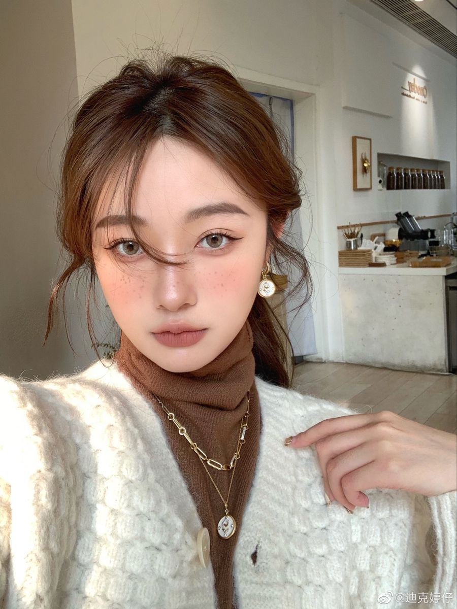 Phun lông mày nâu cà phê: Xu hướng làm đẹp tự nhiên cho phụ nữ hiện đại 1 Phun lông mày nâu cà phê là gì?
