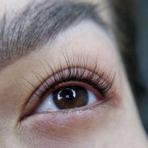 Phun mí mắt màu nâu đen là gì?