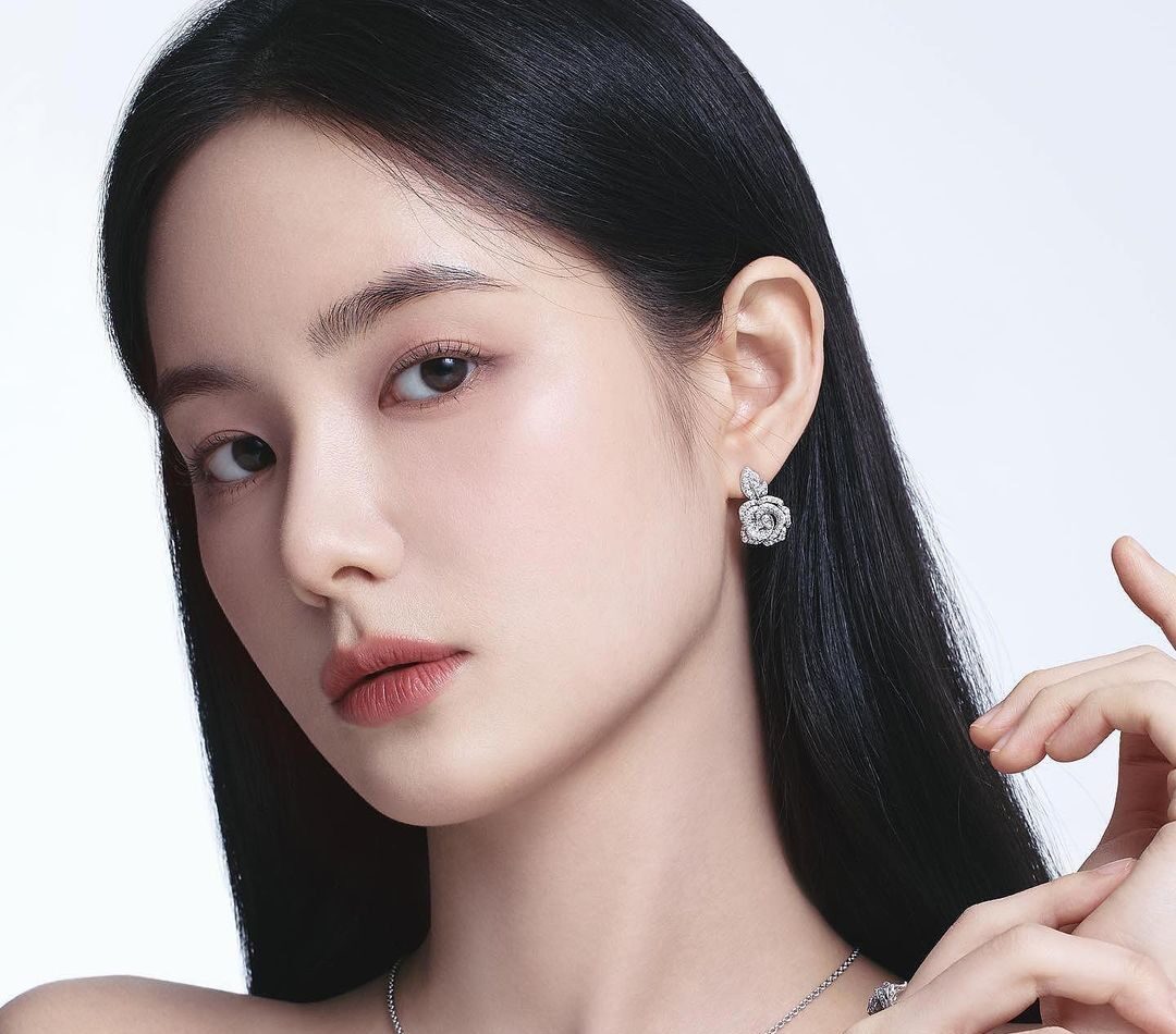 Phun lông mày màu đen có bị già không? Sự thật ít ai nói 1 Phun lông mày màu đen có thực sự làm bạn già?
