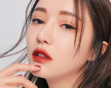 Phun môi màu đỏ gạch: Bí quyết chọn phong cách trang điểm tôn da 3 9 cach trang diem makeup tone do cuc dep noi bat va an tuong 5 x1W458S e1758179401707