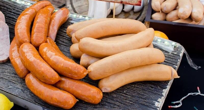 Phun môi ăn xúc xích có được không? Lạp xưởng thì sao? 1 Phun moi co duoc an xuc xich khong 1 67467eb183363 e1757660463703