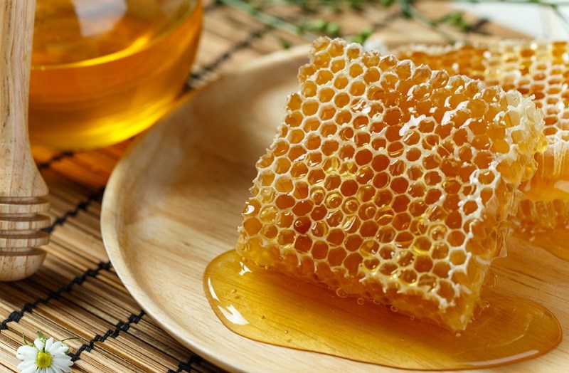 Có nên bôi mật ong sau khi phun môi? Cách bôi đúng chuẩn 5 Sap ong la gi sap ong mua o dau va tac dung cua sap ong voi suc khoe 3 800x524 1