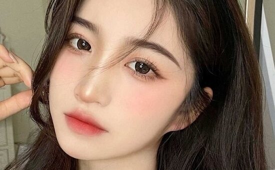 Top 5 phong cách trang điểm tone hồng phù hợp với phun môi màu đỏ hồng 2 Tone makeup ky yeu co gai Trung Hoa e1758177722335