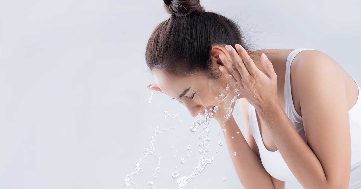 Những việc tuyệt đối không nên làm sau khi uốn mi 1 Vi sao sua rua mat khong bot lai duoc khuyen khich su dung