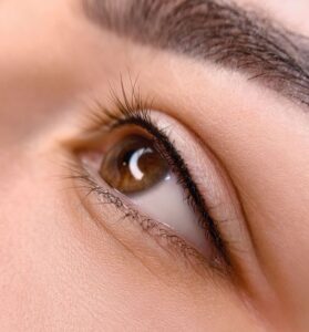 Phun mí mắt màu nâu đen là gì?