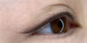 Phun mí mắt màu nâu đen là gì?