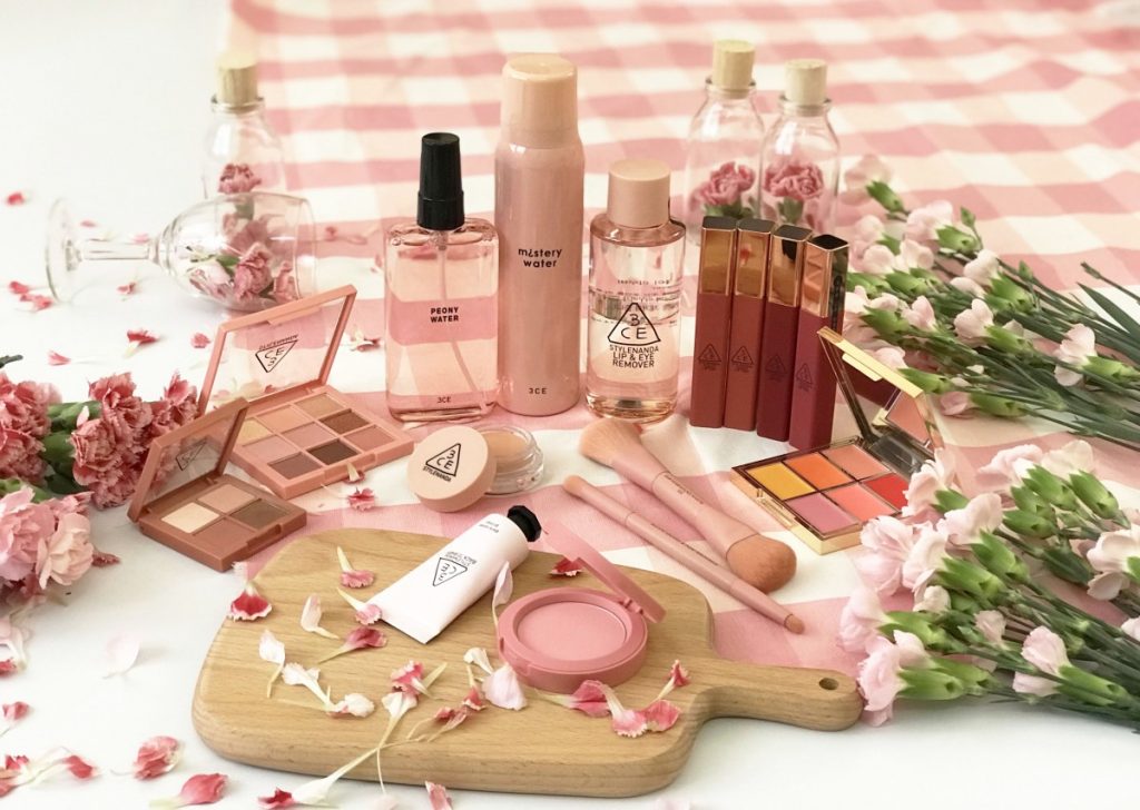 Gợi ý makeup tone hồng nhẹ nhàng khi đã phun môi màu đỏ hồng 2 bo my pham trang diem han quoc 1024x728 1