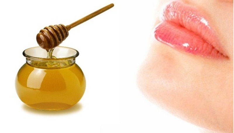 Có nên bôi mật ong sau khi phun môi? Cách bôi đúng chuẩn 1 bôi mật ong sau khi phun môi