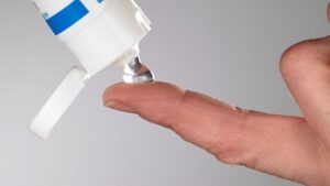 Bôi thuốc chống sẹo sau cắt mí bao lâu? Cách bôi đúng chuẩn