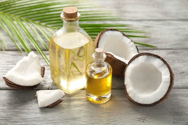 Cách dưỡng mi sau uốn bằng dầu dừa, dầu thầu dầu, serum 2 Bôi dầu dừa lên lông mày của trẻ sơ sinh để trị cứt trâu 1