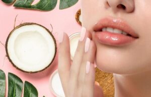 Bôi dầu dừa lên môi xăm