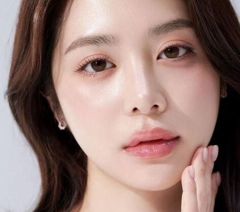 Phun môi màu hồng đất hợp với da nào? Bí quyết chọn màu chuẩn đẹp 2 cac kieu make up nhe nhang1 11864bc36ea742928b32cdf27e1444b0 grande e1758163313667