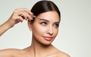 Chăm sóc phun lông mày màu đen để lên màu chuẩn