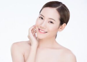 Da trắng hồng hợp phun lông mày màu gì?