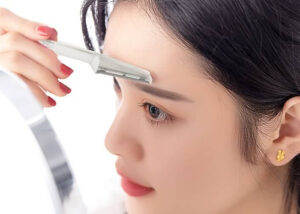 Phụ nữ mang thai cạo lông mày có được không? Lưu ý cần biết