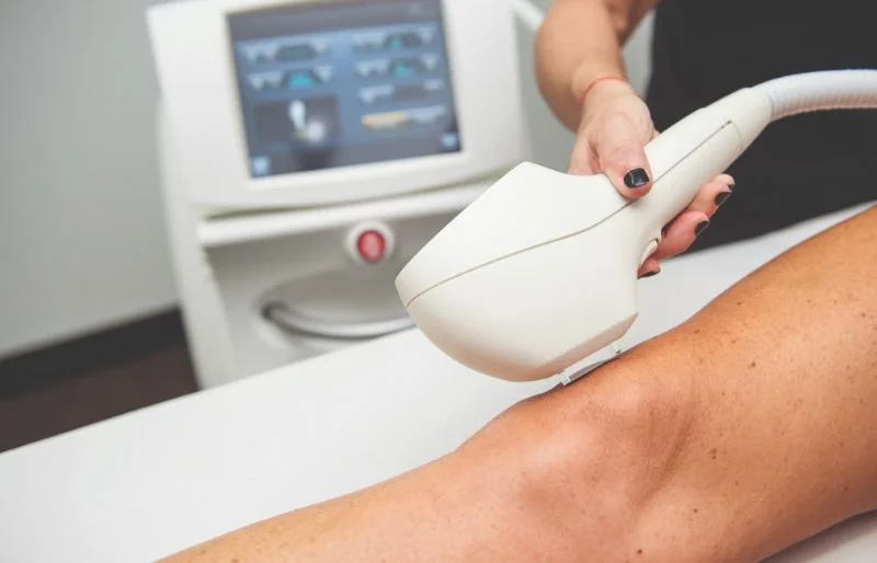 Làm đẹp có những dịch vụ nào? 3 Triệt lông 1/2 chân