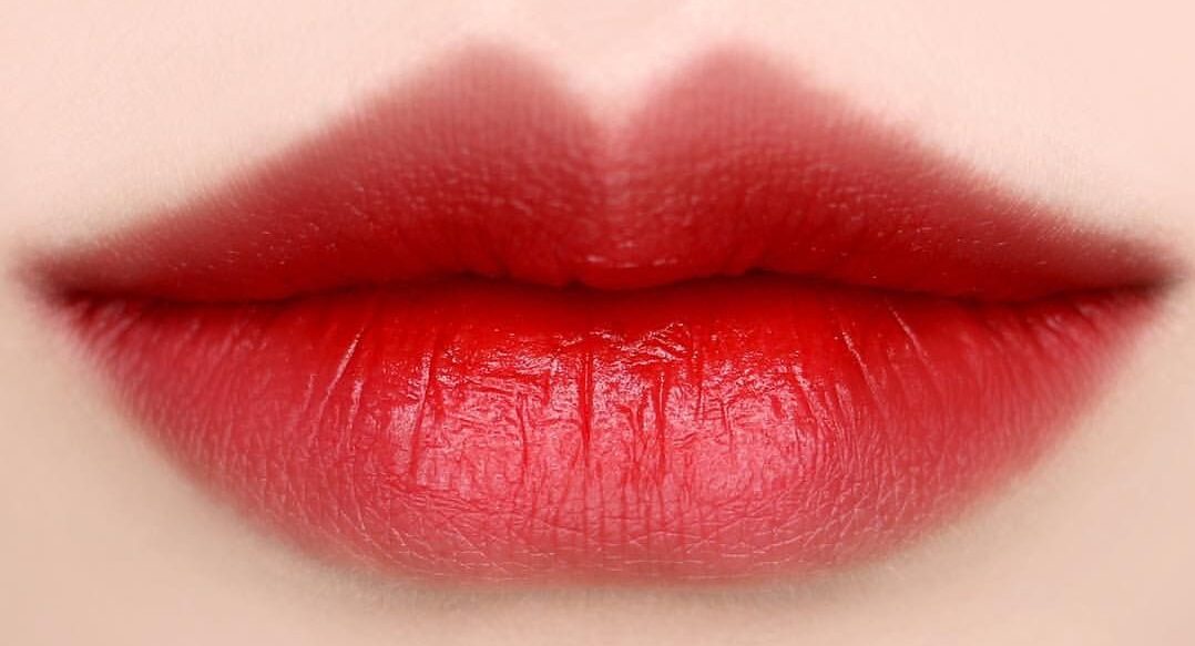 Bảng màu phun môi đẹp phù hợp xu hướng cuối năm 2025 7 Phun môi màu đỏ gạch