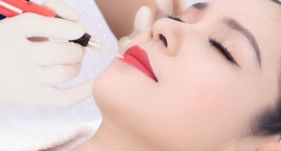 Phun Môi Màu Đỏ Cam Đào Phù Hợp Với Làn Da Nào? 4 da ngam nen phun moi mau gi e1758100323685