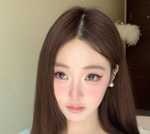 Phun lông mày nâu cà phê mang lại vẻ tự nhiên hơn màu đen