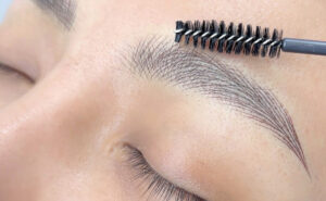 Cách xem ngày xăm chân mày 2025 chuẩn nhất theo phong thủy và ngũ hành 1 dieu khac chan may nam 3 e1759130991738