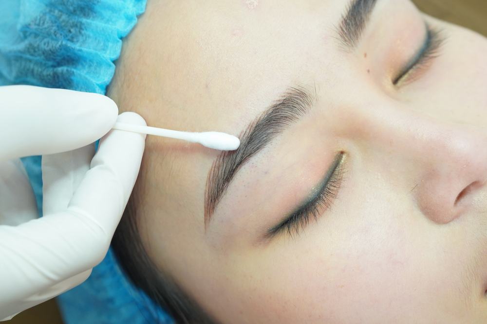 Da dầu vẫn có thể có chân mày sắc nét: phun mày đúng cách 5 Điêu khắc chân mày bao lâu thì bong? Các giai đoạn hồi phục