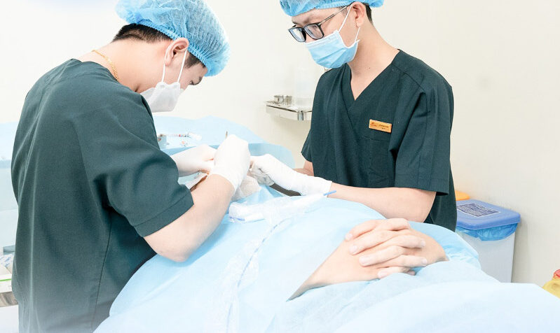 Khâu cơ kéo mi dưới để điều trị lật mi dưới 4 dr eye khau co keo mi duoi de dieu tri lat mi duoi 2 e1758708559384