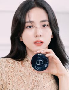 Phun lông mày màu đen là gì?