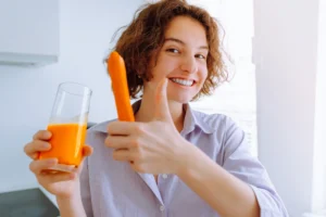 Xăm môi uống nước ép cà rốt