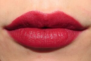 làm mờ vết xăm môi