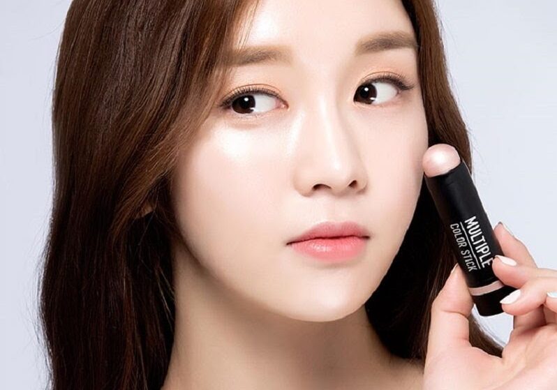 Cách giữ phun môi màu hồng đất bền màu khi trang điểm tone hồng đất hàng ngày 9 highlight la gi3 e1758168959253