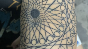 Hình xăm bị nổ mực