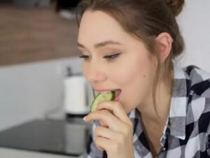 Xăm môi ăn dưa leo