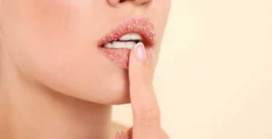 Có nên tẩy tế bào chết môi sau khử thâm không?