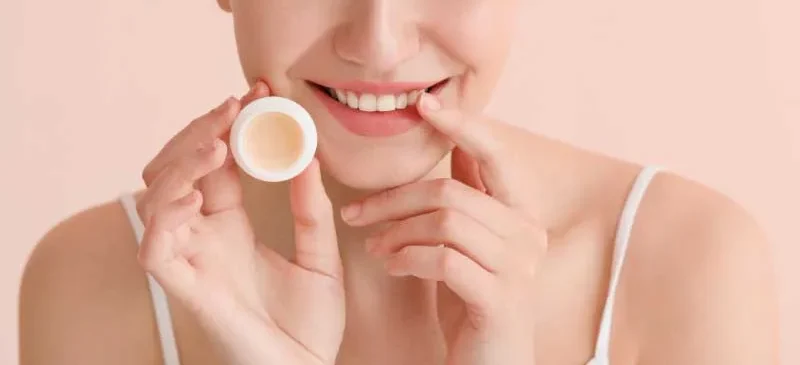 Phun môi màu đỏ gạch: Bí quyết chọn phong cách trang điểm tôn da 8 hon nhieu co bi tham moi khong 7 68551ec5cdd4f e1757584735183
