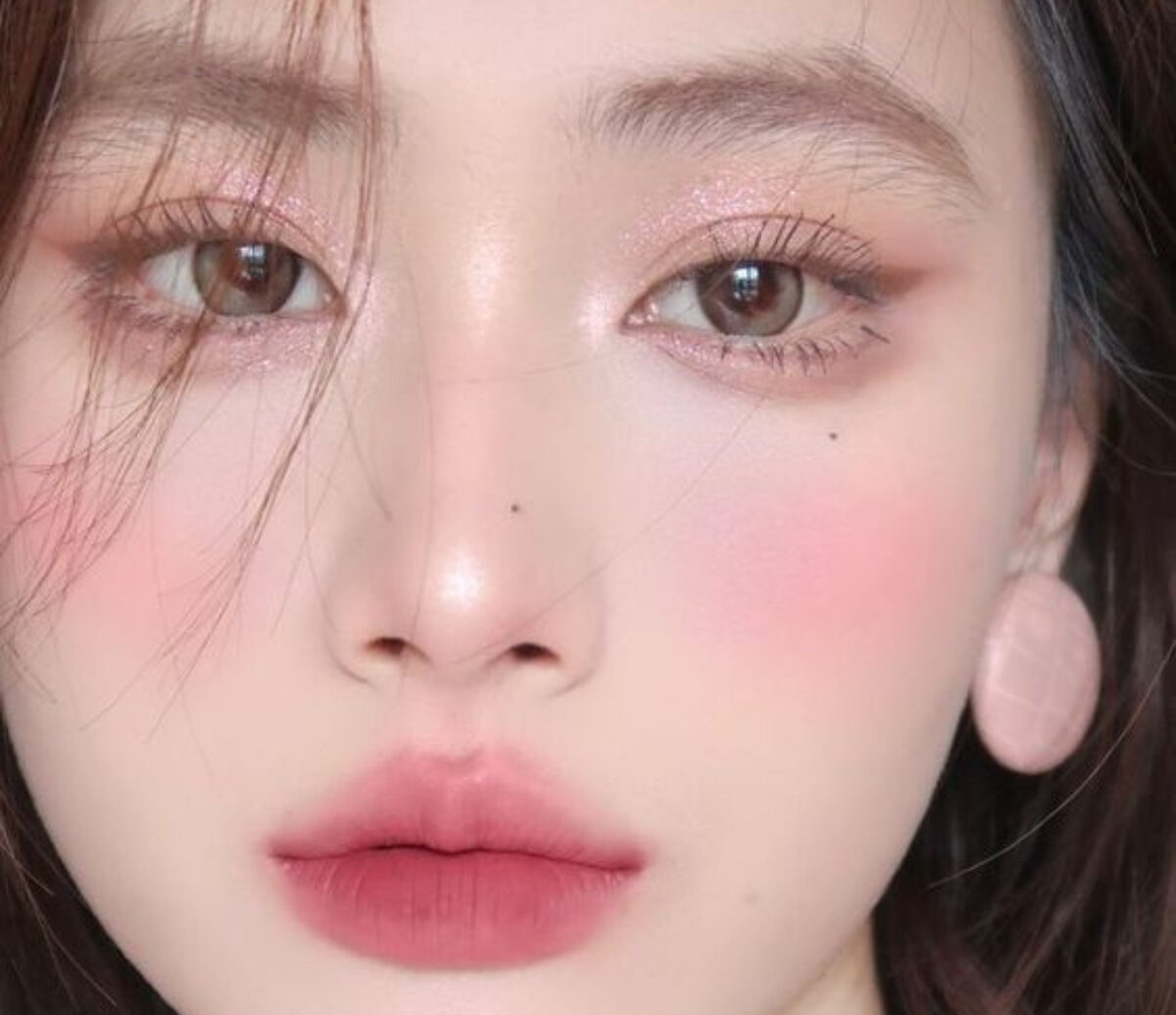 Cách giữ phun môi màu hồng đất bền màu khi trang điểm tone hồng đất hàng ngày 7 huong dan 5 kieu makeup tone hong hot hien nay 4 e1758168852430