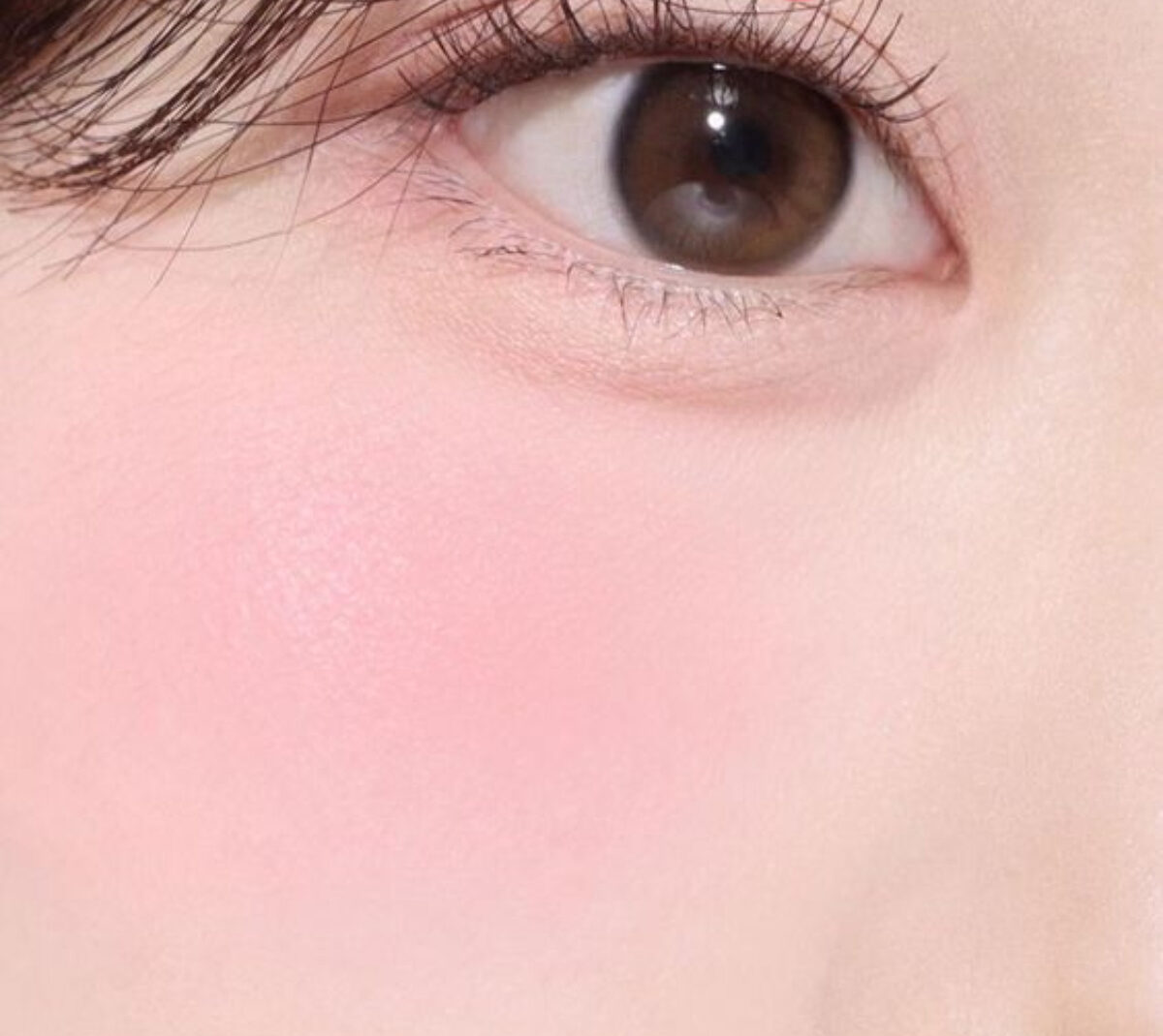 Gợi ý makeup tone hồng nhẹ nhàng khi đã phun môi màu đỏ hồng 4 huong dan 5 kieu makeup tone hong hot hien nay 9 e1758171154419