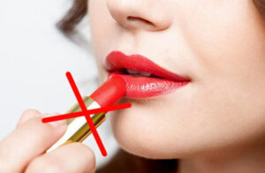 Dưỡng môi sai cách khiến màu khử “bay sạch” sau 1 tuần