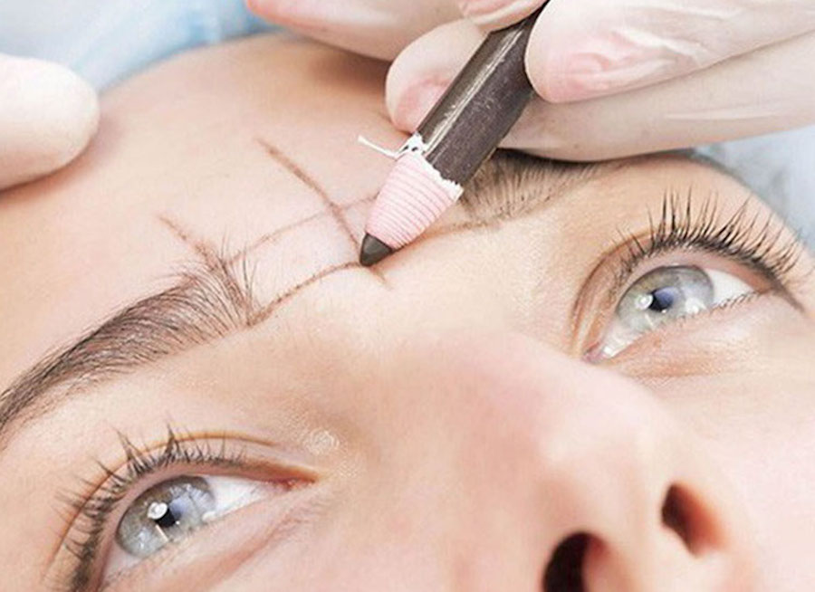 Chân Mày Lệch – Nguyên Nhân và Giải Pháp Khắc Phục Tại Thẩm Mỹ Bảo Anh 1 Kỹ thuật viên đo vẽ không chính xác khiến chân mày lệch