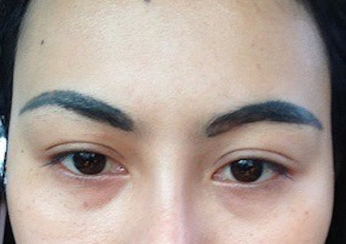 Chân mày phun rồi có điêu khắc được không? 2 Các lỗi thường gặp khi phun xăm chân mày là lông mày bị trổ xanh
