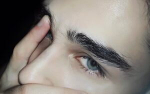 Lông mày mọc lộn xộn tốt hay xấu? Cách đổi dáng mày