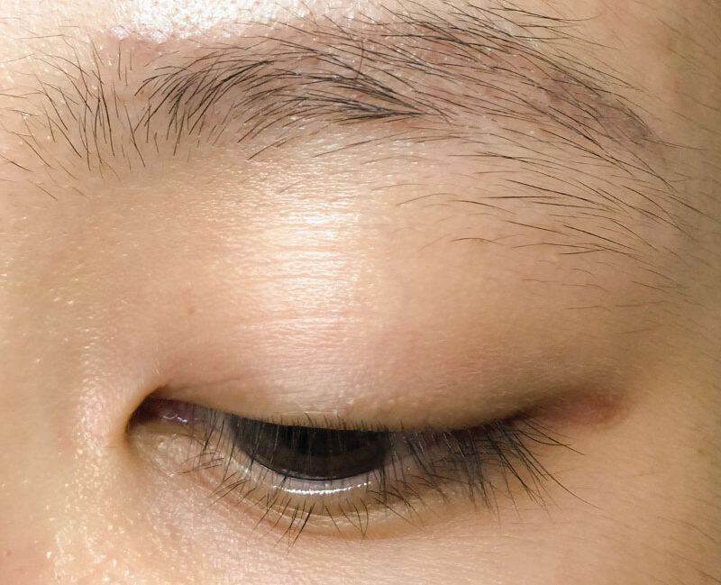 Lông mày tam giác ở nam và nữ nói lên điều gì? 5 long may tam giac 6 e1758994670991