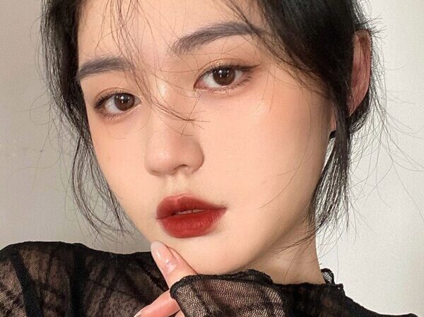 Phun môi màu đỏ gạch: Bí quyết chọn phong cách trang điểm tôn da 5 makeup tone do gach e1758179282486