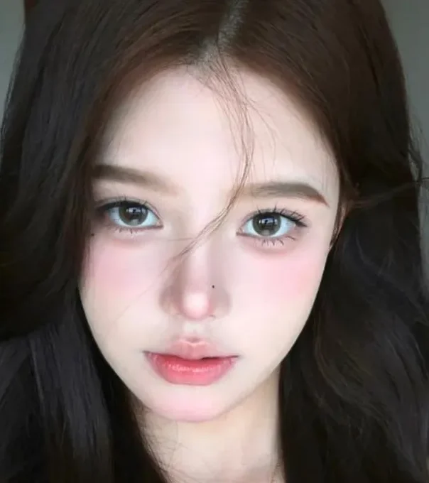 Phun môi màu hồng đất hợp với da nào? Bí quyết chọn màu chuẩn đẹp 4 makeup tone lanh la gi 10 ca ch trang die m tone la nh cuo n hu t nha t 22122023141534 e1758163502674