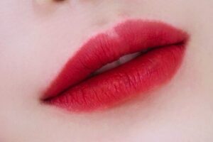 moi bi dam mau sau phun xam vi co so tham my su dung trang thiet bi phun xam loi thoi lac hau