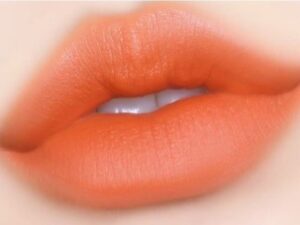 Phun môi màu cam tươi