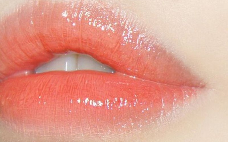 phun môi màu cam san hô