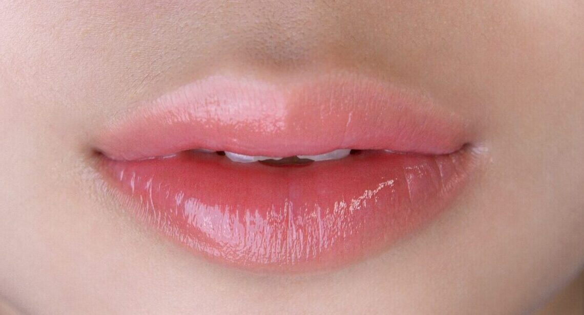 Phun môi một tháng chưa lên màu